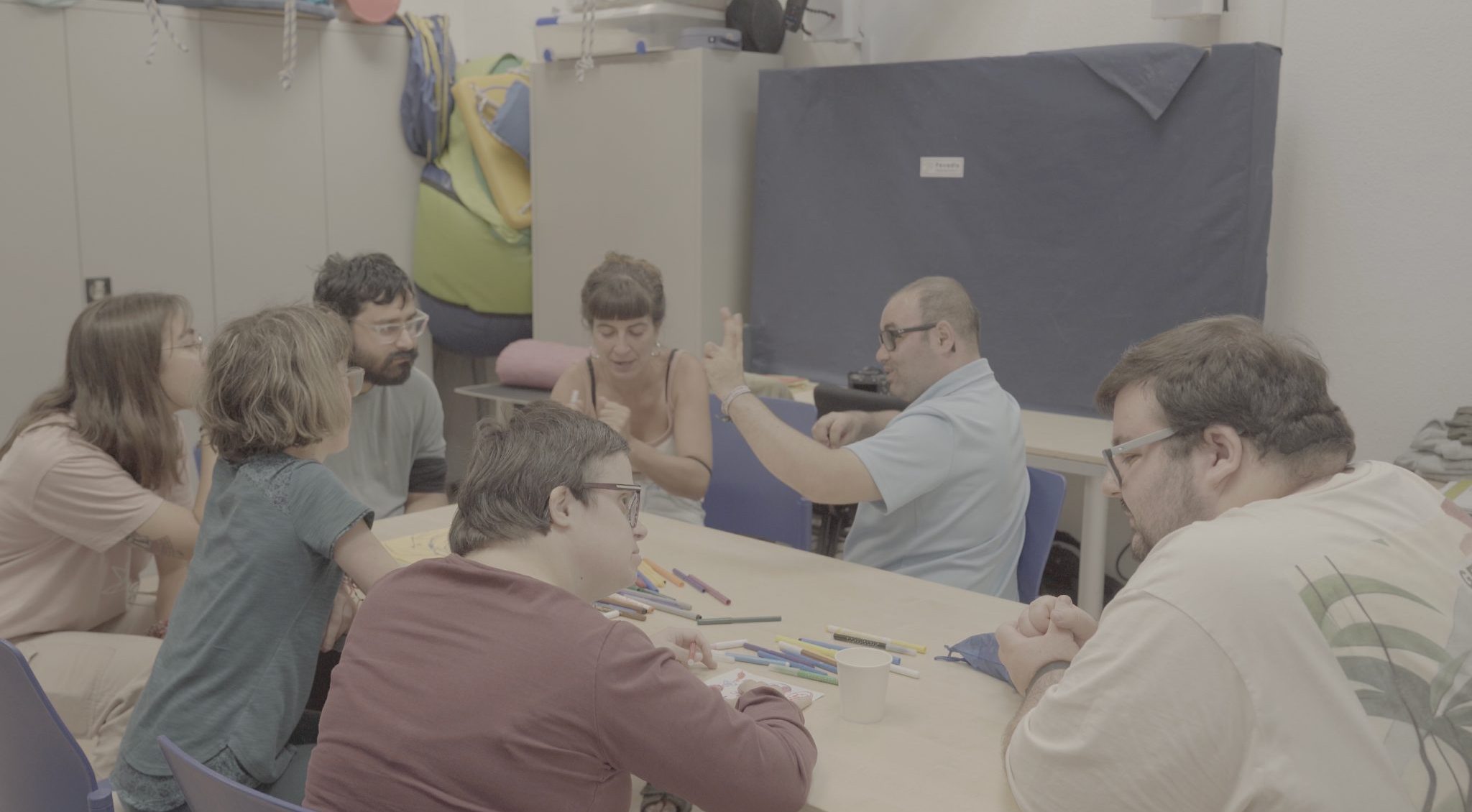 Personas reunidas alrededor de una mesa, para la inclusión ciudana de Valencia