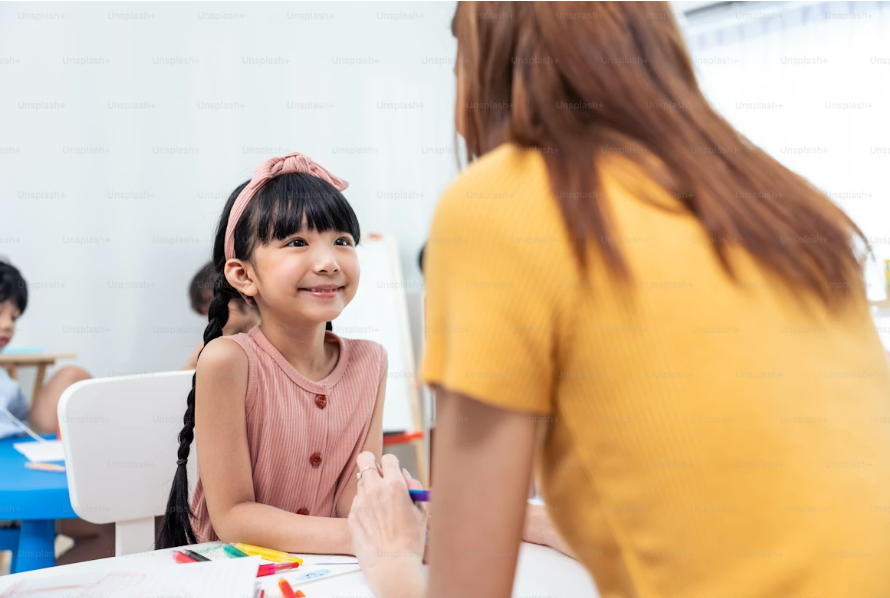 nina-realizando-la-prueba-adi-r-con-una-psicologa