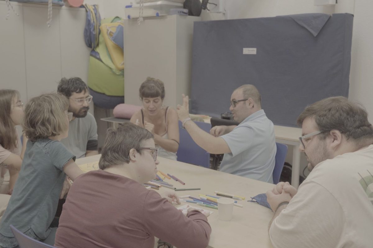 Personas reunidas alrededor de una mesa, para la inclusión ciudana de Valencia